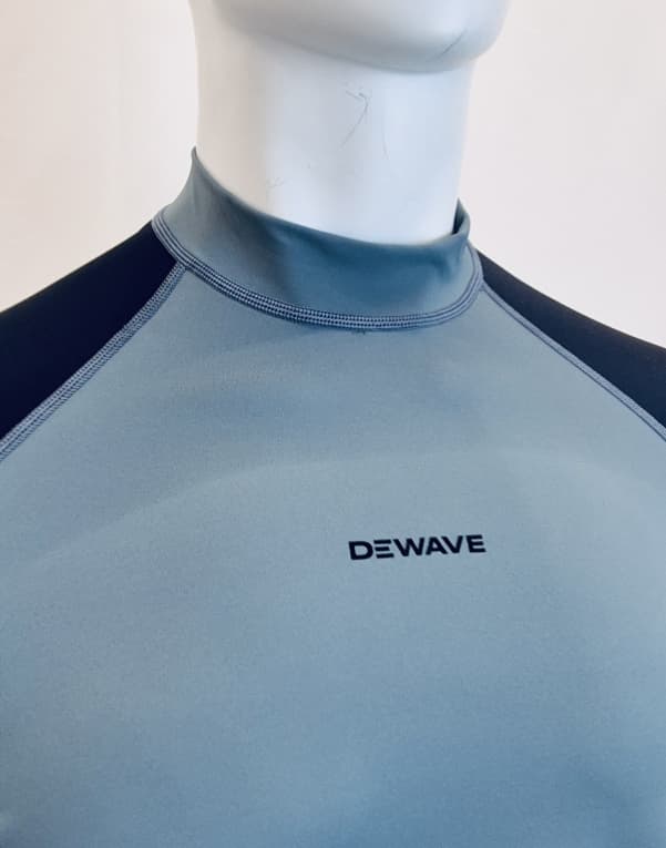 Футболка солнцезащитная с короткими рукавами серая мужская Dewave 100