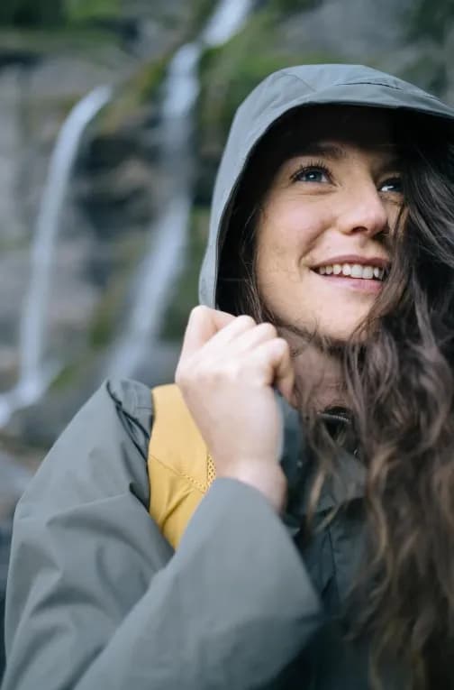 Куртка походная водонепроницаемая женская серая Quechua NH550