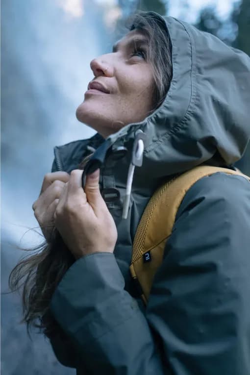 Куртка походная водонепроницаемая женская серая Quechua NH550