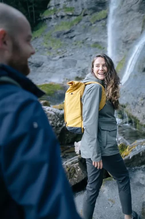 Куртка походная водонепроницаемая женская серая Quechua NH550