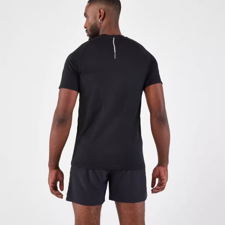 Футболка для бега бесшовная мужская черная Kiprun Run 500 Comfort