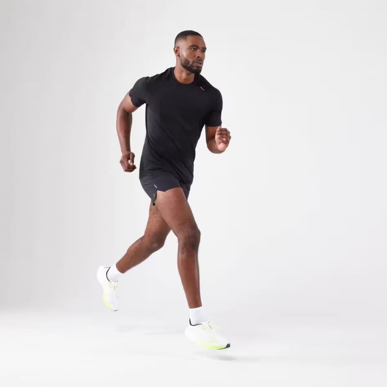 Футболка для бега бесшовная мужская черная Kiprun Run 500 Comfort