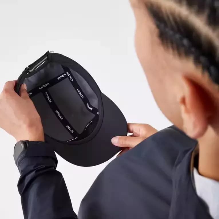 Кепка для бега водоотталкивающая черная Kiprun 5 Panels WR 500