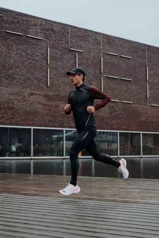 Кепка для бега водоотталкивающая черная Kiprun 5 Panels WR 500