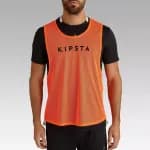 Манишка футбольная для взрослых оранжевая Kipsta 100