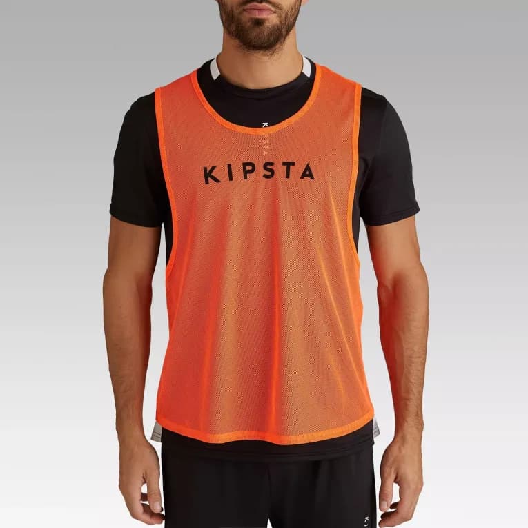 Манишка футбольная для взрослых оранжевая Kipsta 100