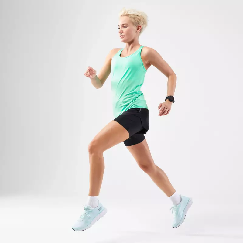Майка со встроенным бра бесшовная женская зелёная Kiprun 500 Comfort